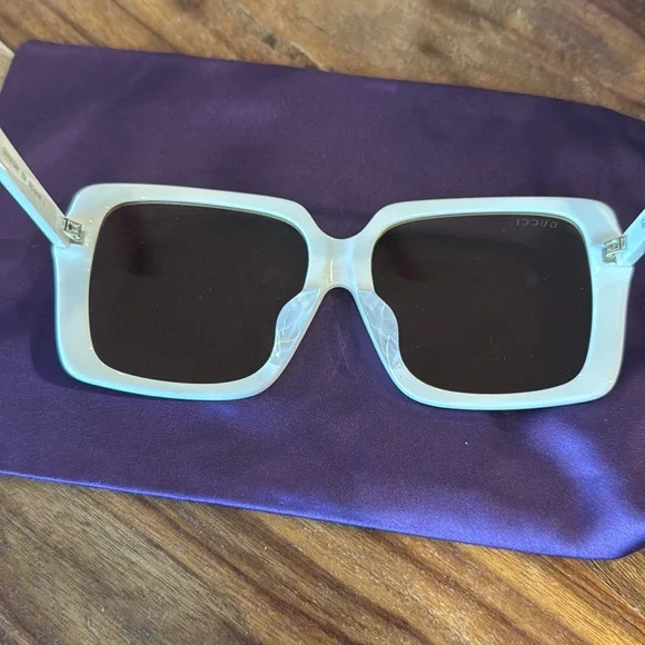Gucci I Love You” Gucci Sunglasses display picture 2